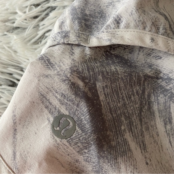 Lululemon Speed Short! Size 4, 2.5” length - Picture 4 of 5